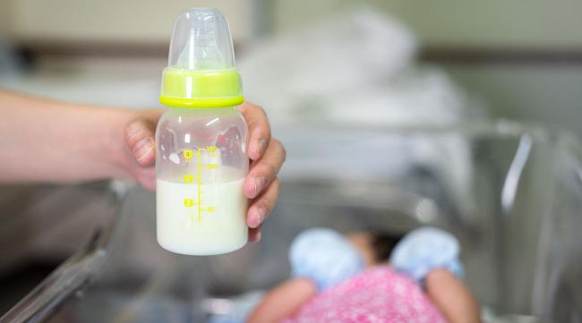 有什么好方法让婴儿用奶瓶吃奶呢