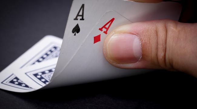 怎么辨别电子扑克牌和普通扑克牌