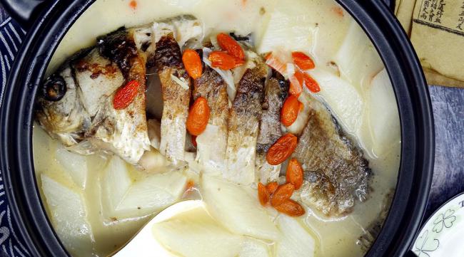 包公鱼炖汤的做法