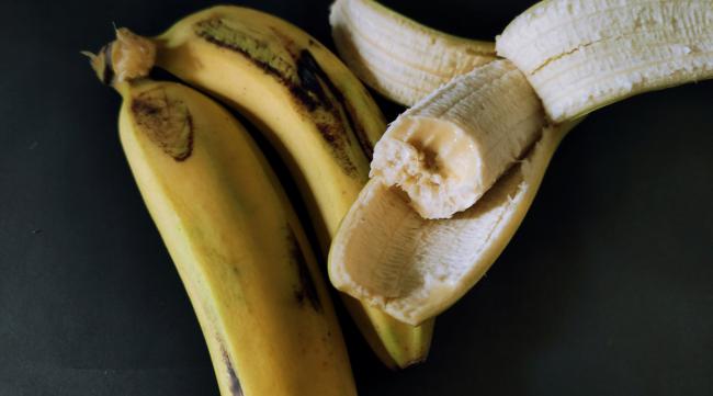 香蕉熟透了和烂了的区别图片