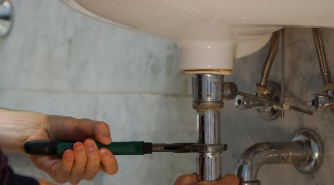 如何更换饮水机热水管子