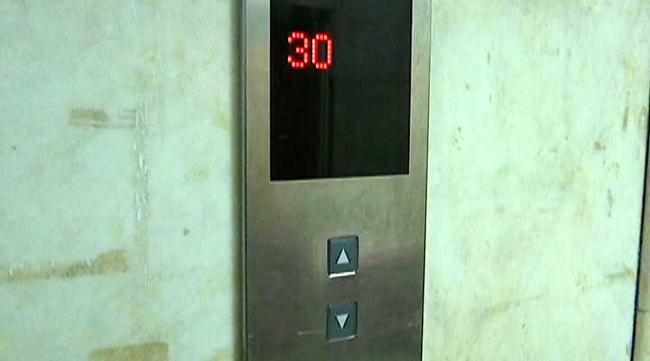 电梯一直在21层卡着关不了门咋办