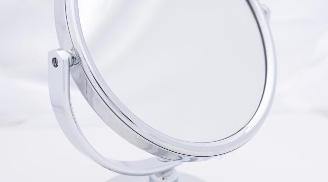 镜子是怎样安装进化妆镜圈中的呢