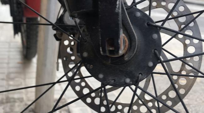 自行车刀轮怎么安反光片的