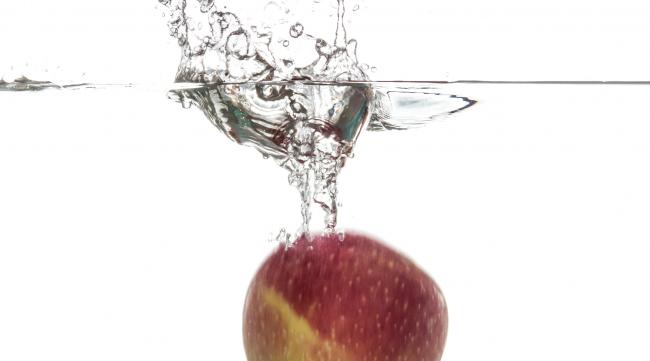 苹果放在水中会沉下去吗