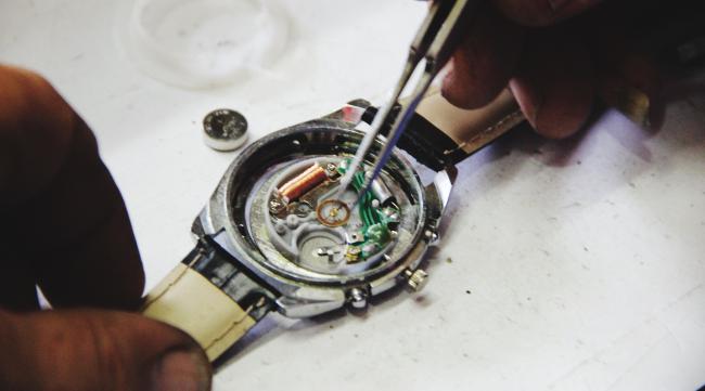 怎么处理手表表面的磨痕呢
