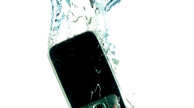 手机可以碰水吗为什么会坏