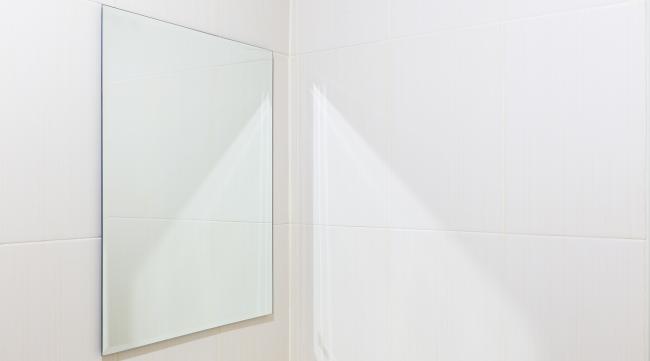 卫生间的镜子有黑斑点怎么办呢
