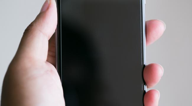 手机屏幕边框沾指纹怎么办呢