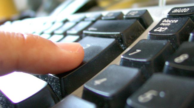 网吧怎么用自己带的键盘鼠标控制