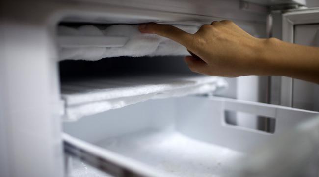 冰箱上的霜块如何快速除掉呢