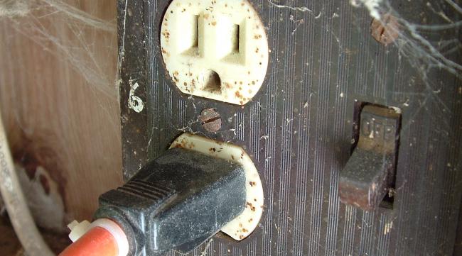 插座板的插头坏了,怎么办呢