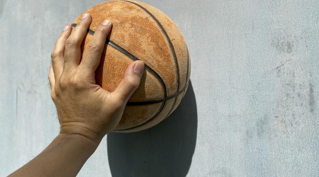 如何锻炼左手打篮球的手感和力量