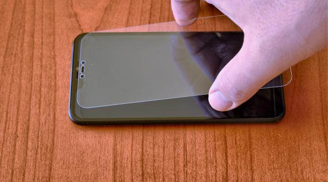 苹果手机屏幕保护膜撕掉方法图解