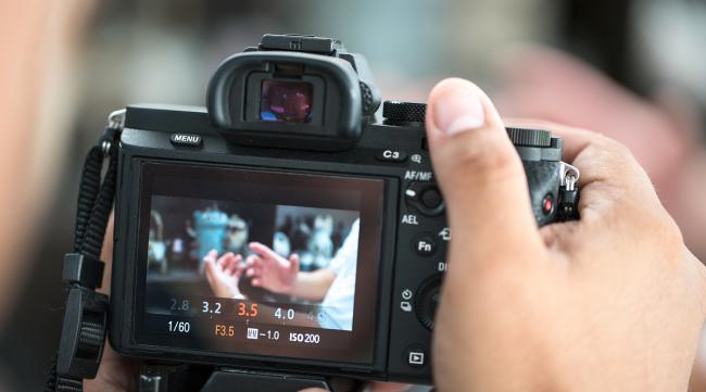 单反相机拍照和拍视频怎么切换摄像头