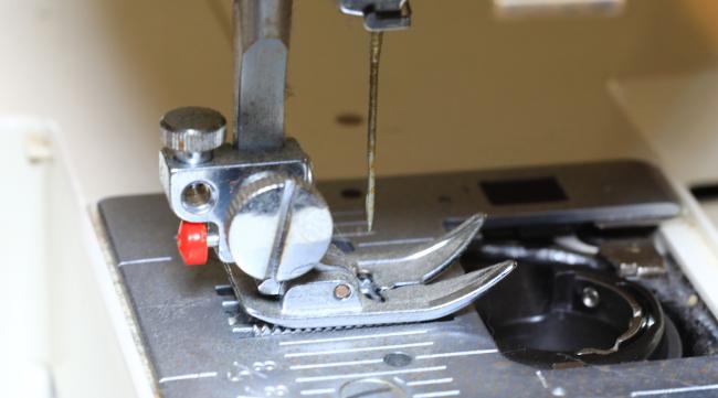手动缝纫机穿线方法