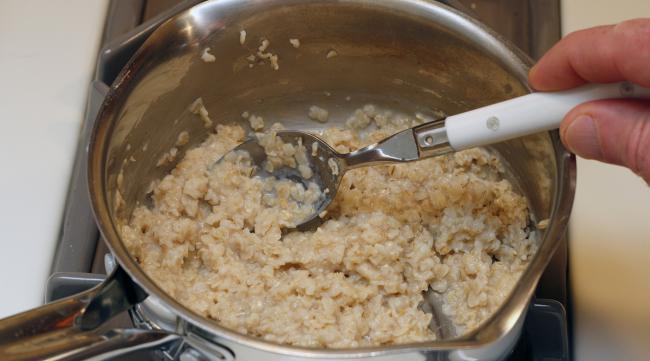 微波炉热米饭怎么取出来的