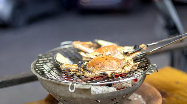 铁锅烤螃蟹的做法