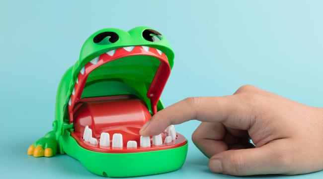 鳄鱼玩具咬手指有规律吗