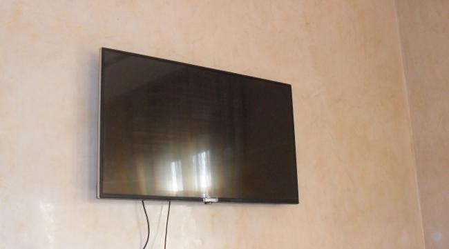 电视机挂墙上怎么取下来