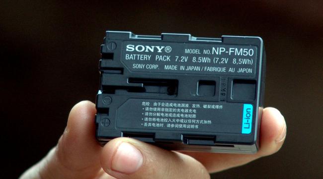 索尼fs7电池怎么充电
