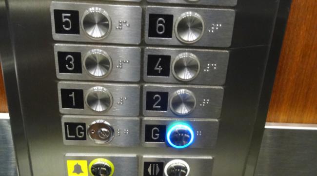 电梯内控制面板如何上下运行的