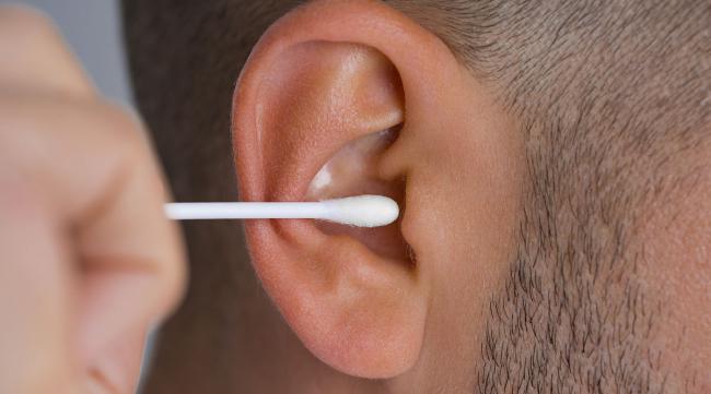 耳朵里的耳屎用什么清理最好呢