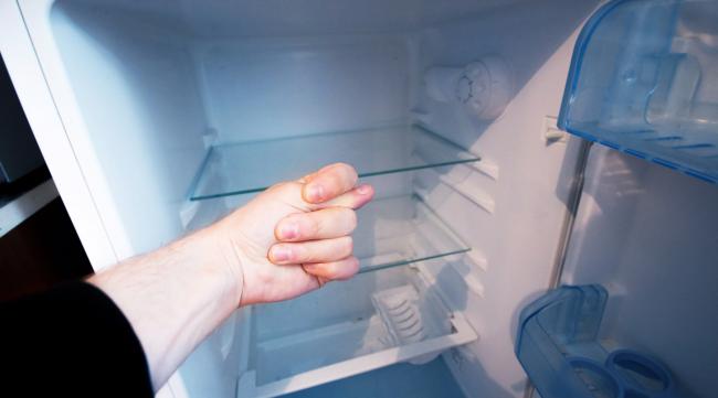冰箱里的东西卡住了怎么办啊