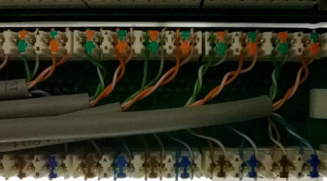 网线插座怎样串通连接的