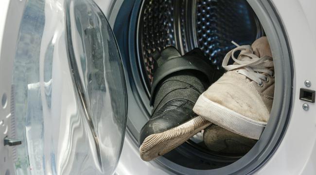 鞋放在洗衣机里甩干可以吗