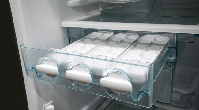 东芝冰箱冷冻抽屉怎么拿出来
