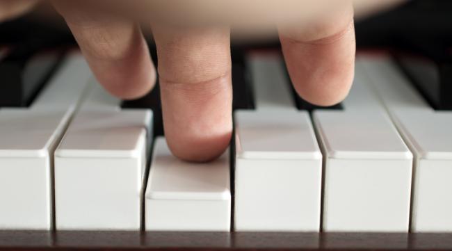 钢琴键盘怎么放手指才正确呢