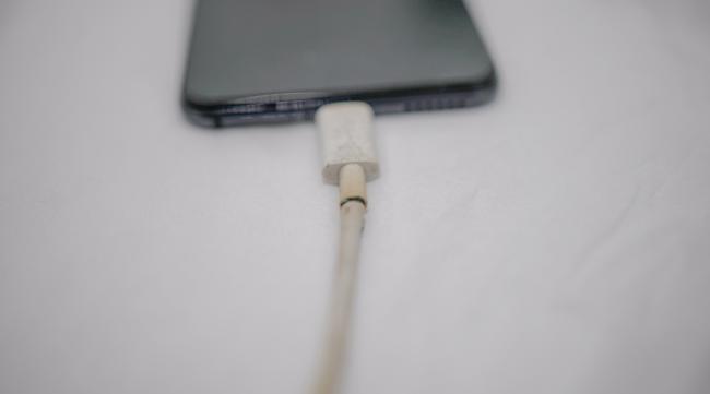 iphone充电线插上不充电