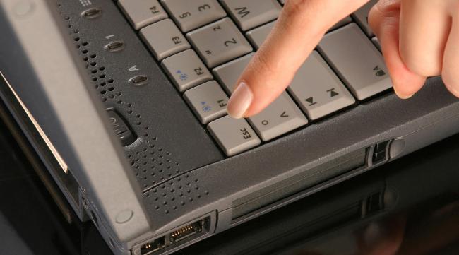 戴尔笔记本键盘怎么拆开